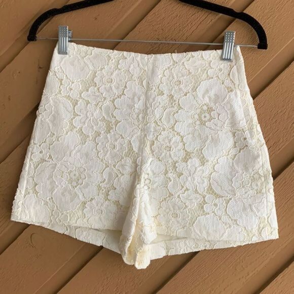 Topshop Off-White Floral Lace Pattern Shorts - Picture 1 of 6